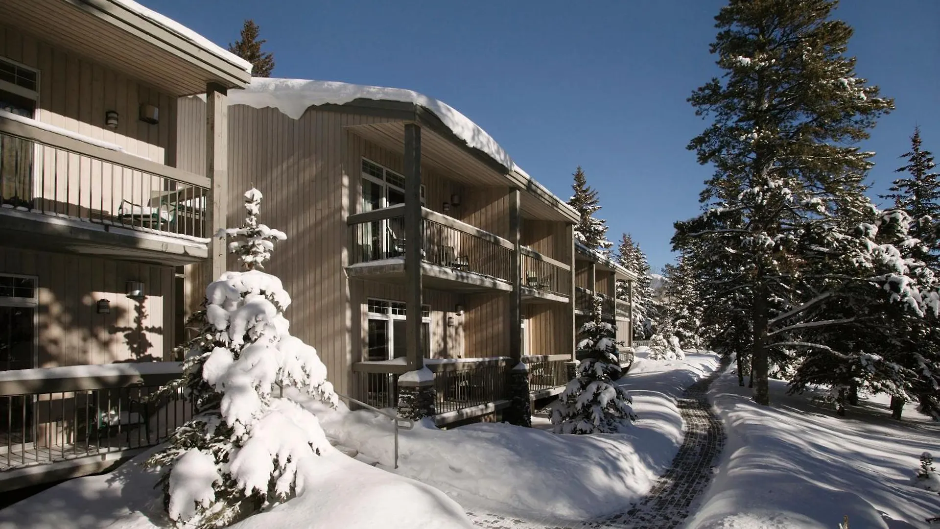 Деревянный коттедж Tunnel Mountain Resort Банф